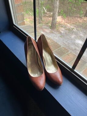 GUESS Women's Tan Leather Round-Toe Pumps